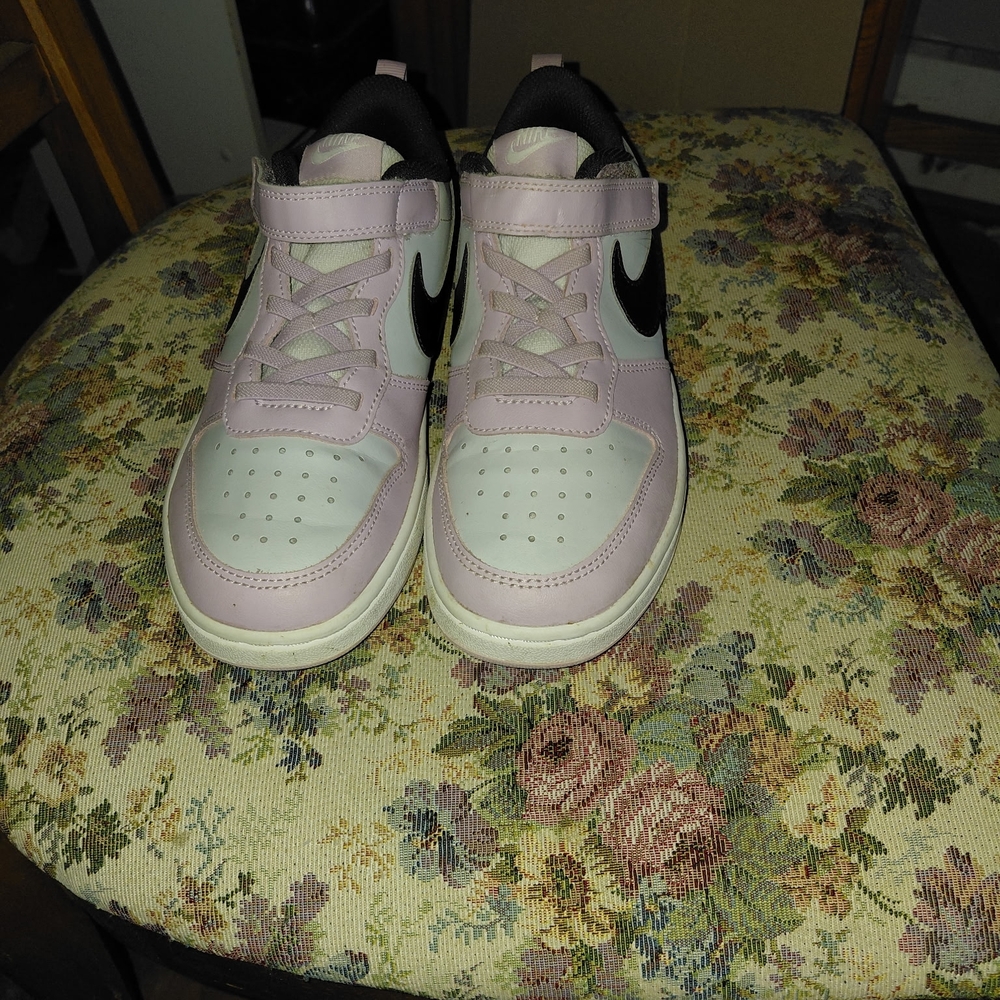 Nike Low-Top Sneakers in Light Lilac, White & Black